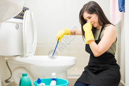 年轻女子用鼻子遮住鼻子图片