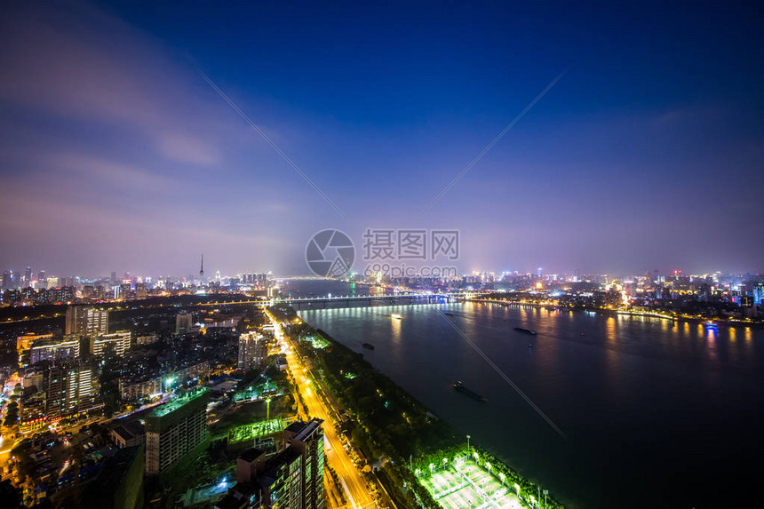 在ChinaYangtze河的鸟瞰图在晚上图片
