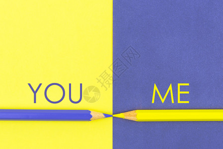 你对我的对比概念黄色和紫色的铅笔和纸图片