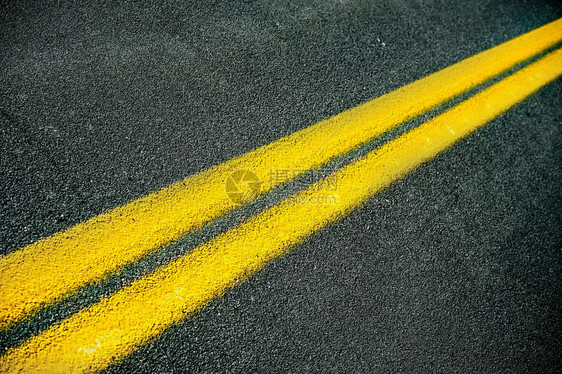 公路背景公路面与双黄线特写图片