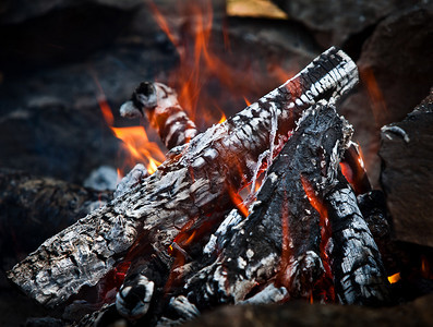 热燃烧的木头煤的特写镜头图片