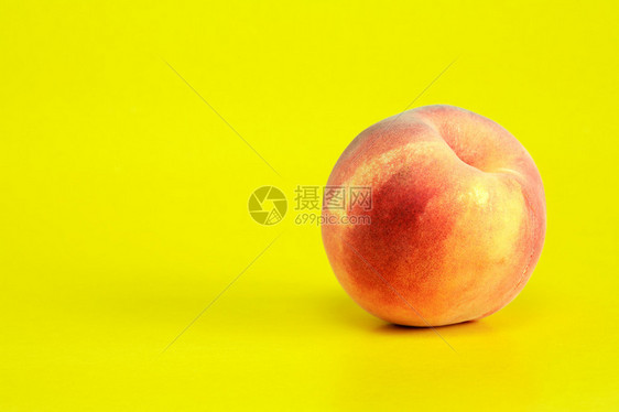 黄色背景上一个桃果子可图片