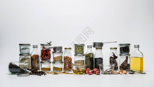 各种样的香料一排香料罐子和香草种子放在白色背景的罐子里不同的种子和食图片