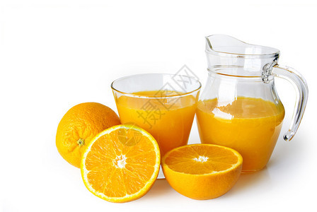 美味的橙汁装在玻璃杯和水壶里图片