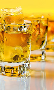 威士忌加冰专注于前景背景图片