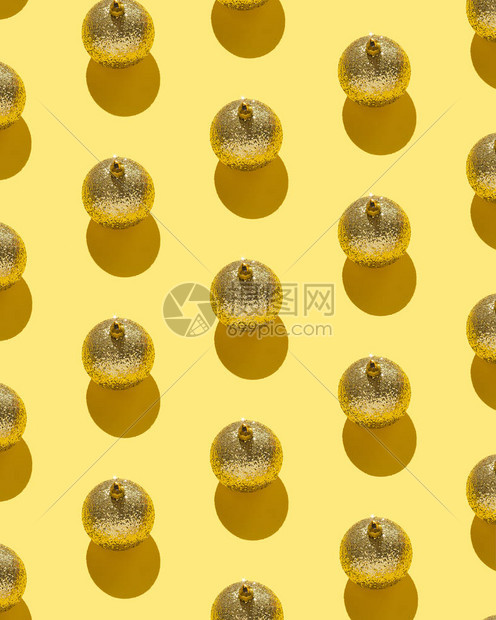 黄色背景的圣诞胸罩组织图片