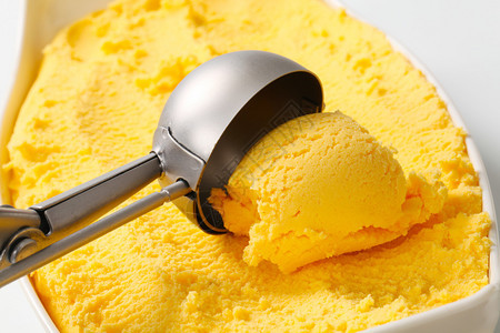 一勺黄色冰淇淋图片