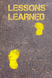 人行道上的黄色脚步声向经验教训信背景图片