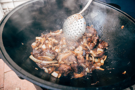 锅炉里煮熟的菜只有大锅里的肉和洋葱图片
