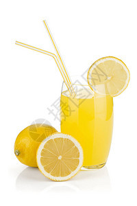 柠檬汁玻璃和新鲜柠檬隔离在白色背景图片