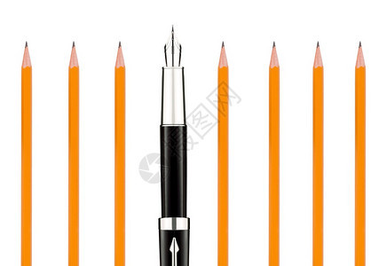白色背景的橙色铅笔和钢笔图片