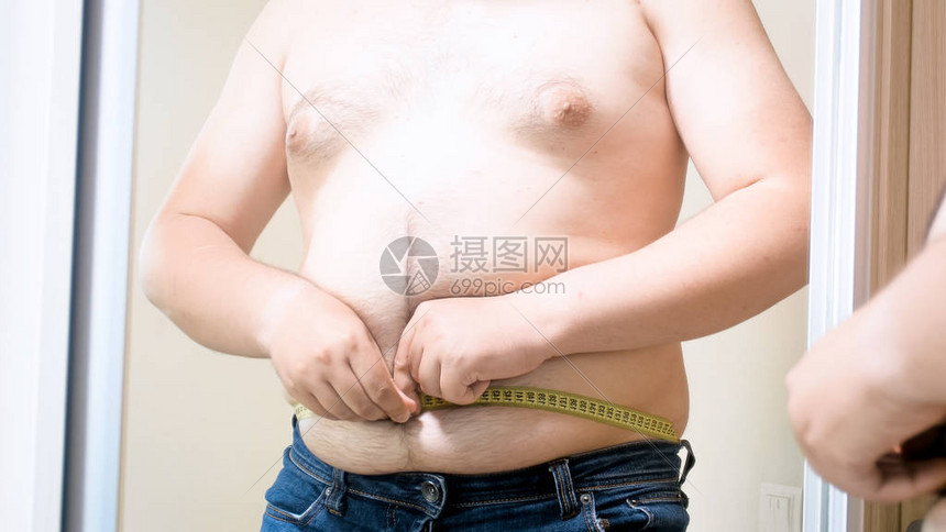 胖子用卷尺测量他的大肚子图片