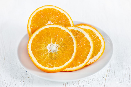 白盘上的橙色切块图片
