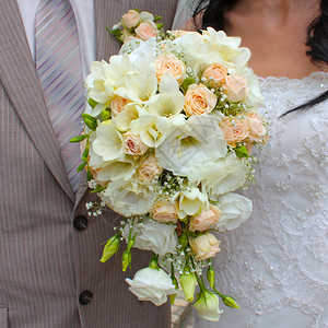 淡橙色和白玫瑰的婚礼花束图片