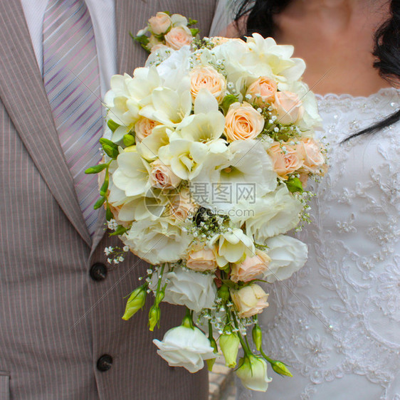 淡橙色和白玫瑰的婚礼花束图片
