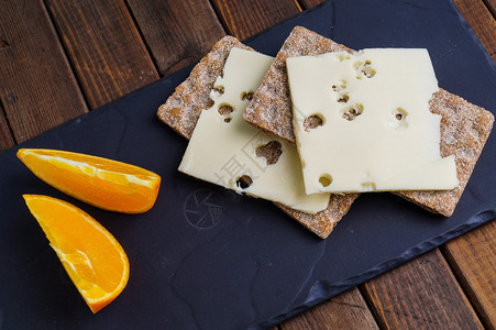 脆皮黑麦面包配奶酪和橙子图片