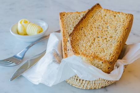 黄油烤面包机里的芝麻面包图片