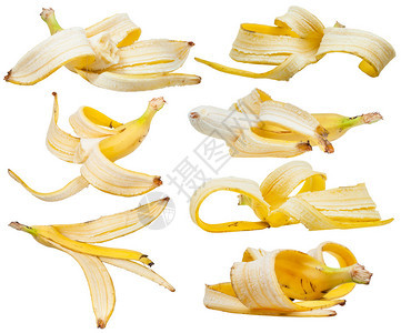 白底隔离的多条剥皮黄香蕉和香蕉皮图片