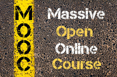 商业首字母缩写词MOOC大规模开放在线课程的概念图像写在道路标记背景图片