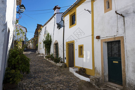 葡萄牙阿连特茹尼萨村城堡墙内一条狭窄的鹅卵石街道的景色图片