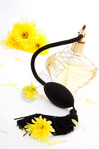 鲜香水瓶雾化剂黄色花朵与白色背景隔绝图片