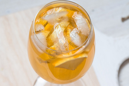白色桑格利亚汽酒杯用柠檬和冰块图片