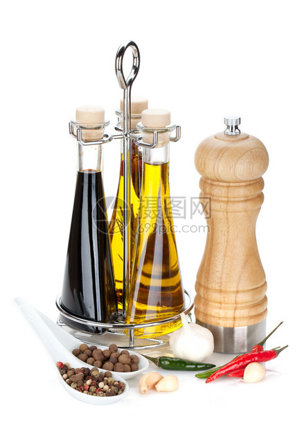橄榄油醋瓶胡椒瓶和香料在白色背景中被隔离图片