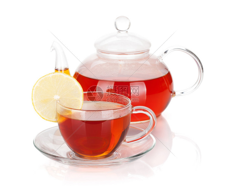 玻璃茶壶和一杯红茶加柠檬片在白色背景下被隔离图片