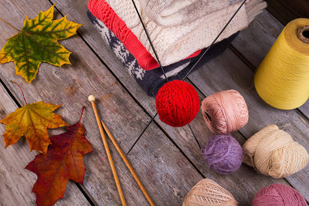 堆栈的针织手工毛衣美丽的多色针织纱线用织针编图片