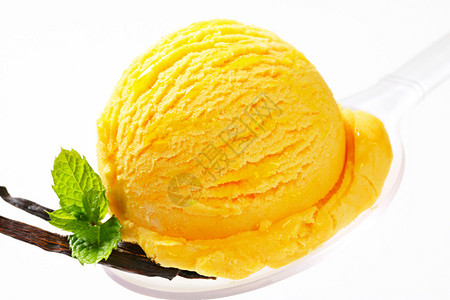 勺子上一勺黄色冰淇淋图片