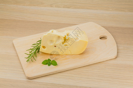 浴板上含迷迭香和薄荷乳酪的Maa图片