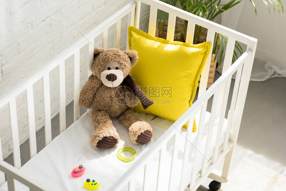 在家里的婴儿床里看到泰迪熊其他玩图片