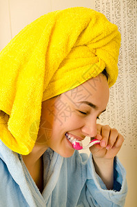 用牙刷清洁牙齿的女人图片