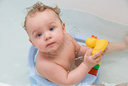 用黄色橡皮鸭洗澡图片