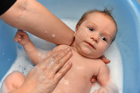 婴儿洗澡图片