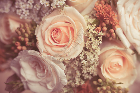 盛满美丽的白花和桃子玫瑰的花束加上小装图片
