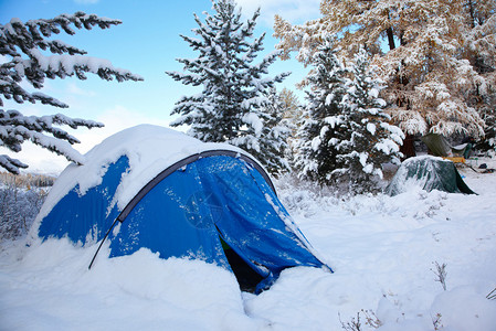 Altai山丘和雪图片