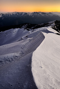 亚洲冬季日落时雪山风景图片