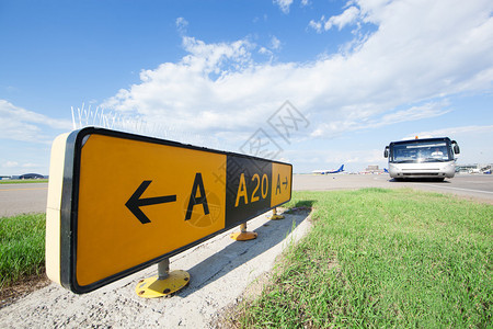 机场公共汽车和背景飞机上的黄路标以及图片
