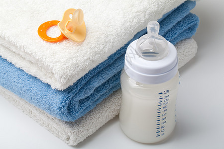 婴儿奶瓶和奶嘴图片