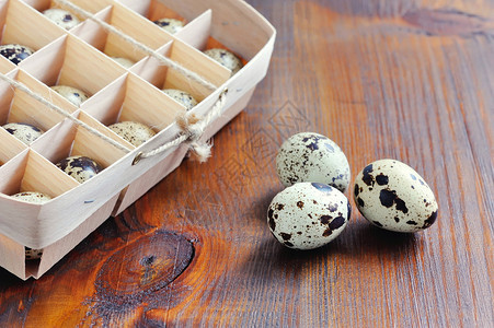 木箱鹌鹑蛋包装木制背景托盘图片