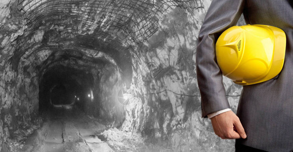 工兵在矿井内持有黄色硬帽工程师为工人图片