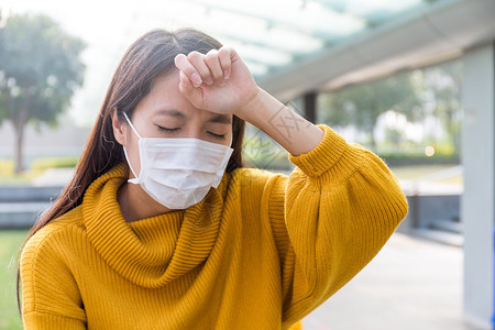 戴口罩的亚洲年轻女子生病了图片