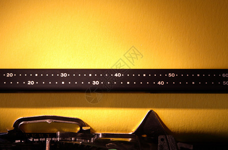 电子打字机用空白黄色文字纸图片