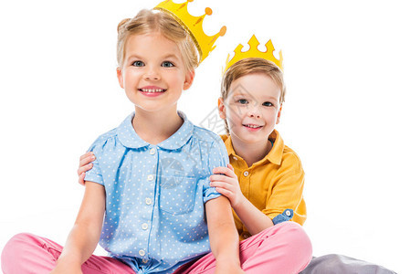 穿着黄色纸冠的可爱孩子图片