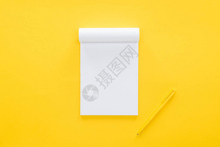 黄色背景上空白笔记图片
