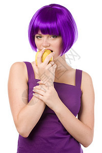 穿紫色假发和黄色苹果装图片