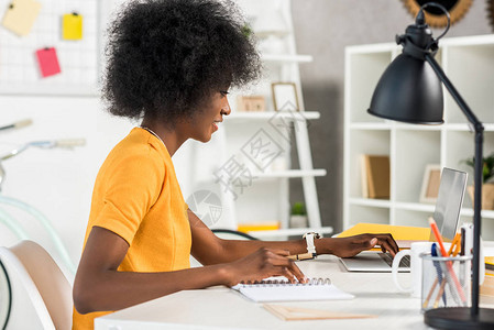 在家工作场所从事笔记本电脑工作的非裔美国自由职业工作图片