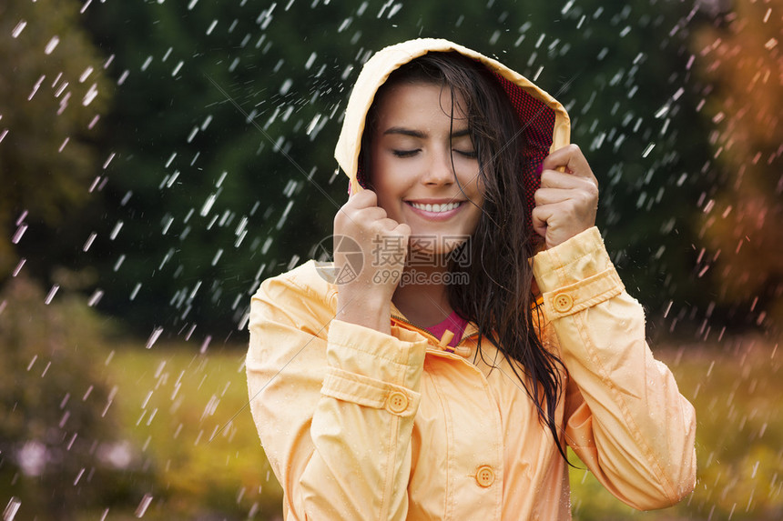 秋雨中的自然女美图片