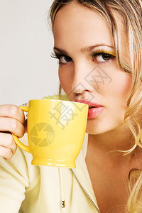 美丽的女人喝茶脸肖像图片